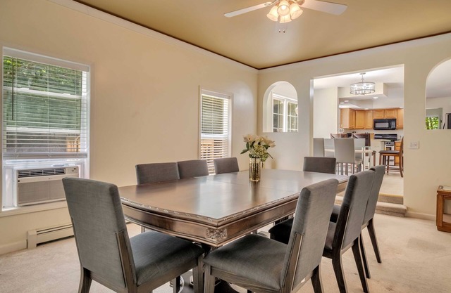 SPACIOUS 5-BEDROOM HOME NEAR 42 ATTRACTIONS, SLEEPS 21/2, POOLS & GAME ROOM