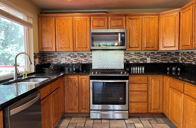 Spacious 5-bedroom house in fabulous Kirkland with sunroom, WiFi