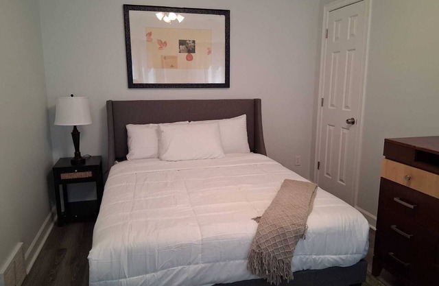 Spacious 5-bedroom house in awesome Memphis with WiFi, AC