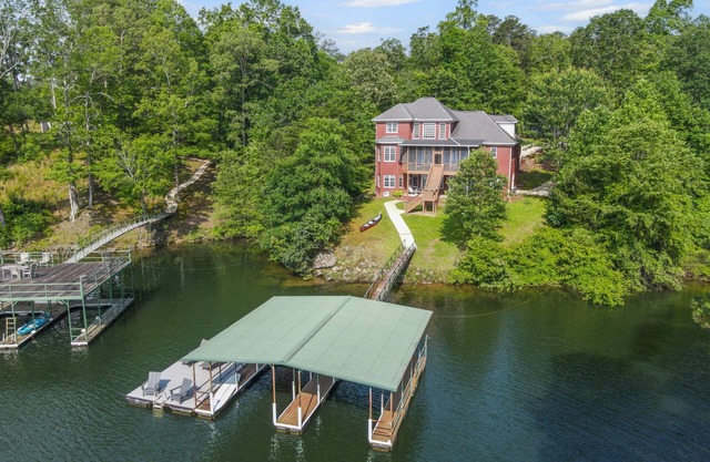Spacious 5-bedroom house with dock,swim platform,2 SUPs,& canoe in quaint Arley