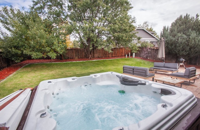 Spacious 5-bedroom house with Hot Tub and Central AC in Aurora