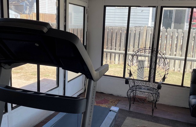 Spacious 5-bedroom house with WiFi, fitness room in welcoming Denver