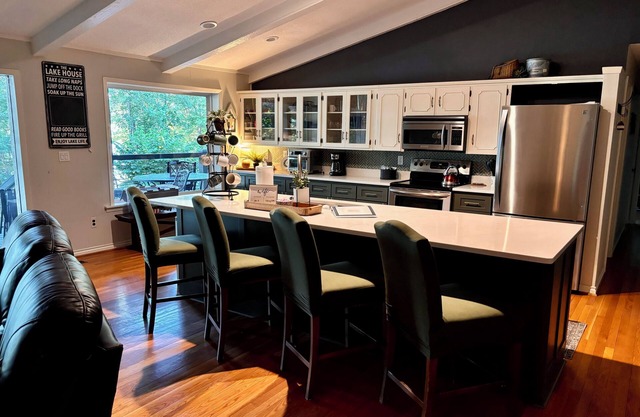 Spacious 5-bedroom LAKEFRONT house in welcoming Edgemont with AC, WiFi