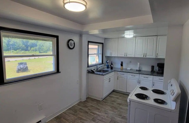 Spacious 5-Bedroom Pocono Getaway with Hot-Tub