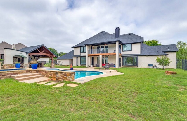 Spacious 5-bedroom house with AC. House located near lake in Flower Mound.