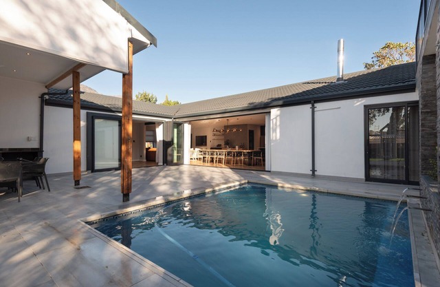 Spacious 5-bedroom family friendly house with Wi-Fi, AC in superb Stellenbosch