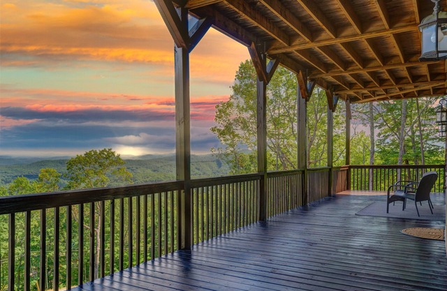 Spacious 5 BR Cabin Stunning Mountain View w HOT TUB