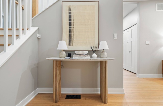 Spacious 5BR, Game Room, Free Parking, Fenced Yard, Near Hwy & Public Transit