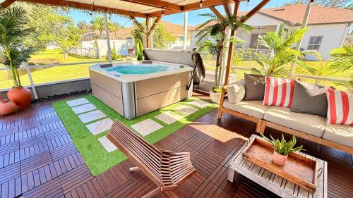 Spacious 5BR Private Home, Private Pool & Salt Water Spa, Minutes from Beaches