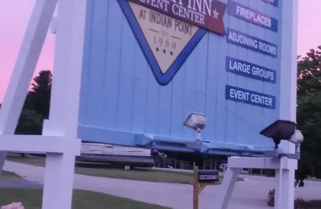 SPACIOUS 6 BEDROOM / 4 BATH / 2 KITCHEN NEAR SILVER DOLLAR CITY!