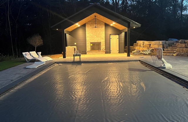 Spacious 6-bedroom country house close to Green Bay with heated pool