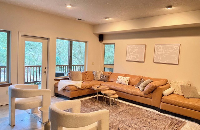 Spacious 6-bedroom Estate House at Eve West Vineyard