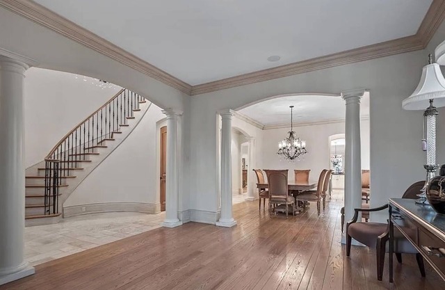 Spacious 6-bedroom house in fabulous Birmingham with WiFi, AC, fitness room