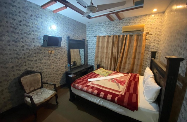 Spacious 6-bedroom house in charming Islamabad with AC, WiFi