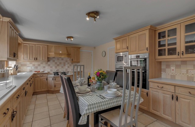 Spacious 6-Bedroom Home | Sleeps 11 | Fast Wi-Fi | Parking | Ideal for Families & Business Groups
