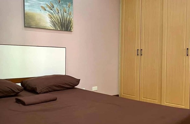 Spacious 6-bedroom house in superb Tagaytay with AC