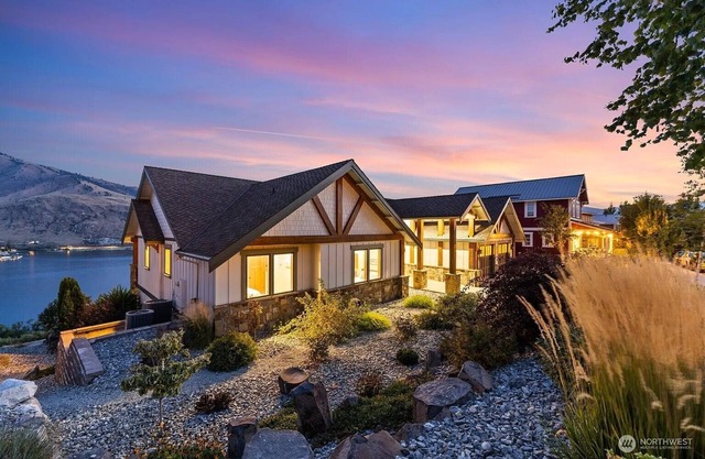 Spacious 6-bedroom house in with stunning lake views.