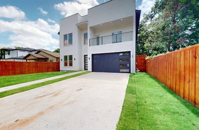 Spacious 6-bedroom house in welcoming near Downtown Dallas with AC