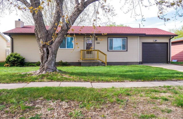 Spacious 6-bedroom farmstyled house near Downtown in Grand Island
