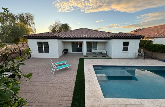 Spacious 6-bedroom house with a pool, AC, WiFi in beautiful Queen Creek!