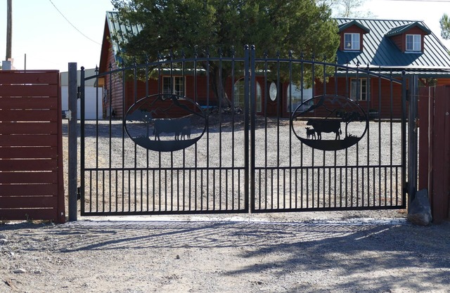 Spacious 6-bedroom house with WiFi, AC in tranquil Silver City