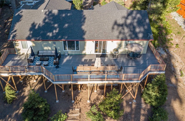 Spacious 6BDR cabin with game room, amazing views , A/C. Near Town/Lake/Slopes