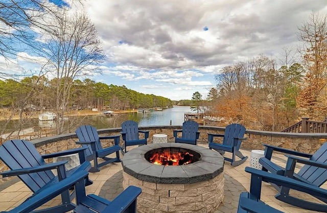 Spacious 6BR house w/dock, kayaks, fire pit, and close to amenities. Sleeps 16.