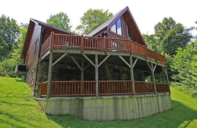 Spacious 8-Bedroom Retreat at Martinwoods Cabins, Perfect for family gatherings