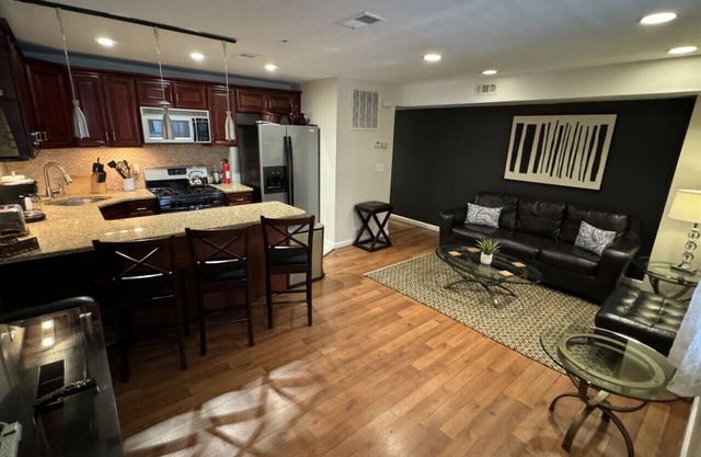 Spacious Amazing 3 Bedroom - 15 Mins to NY