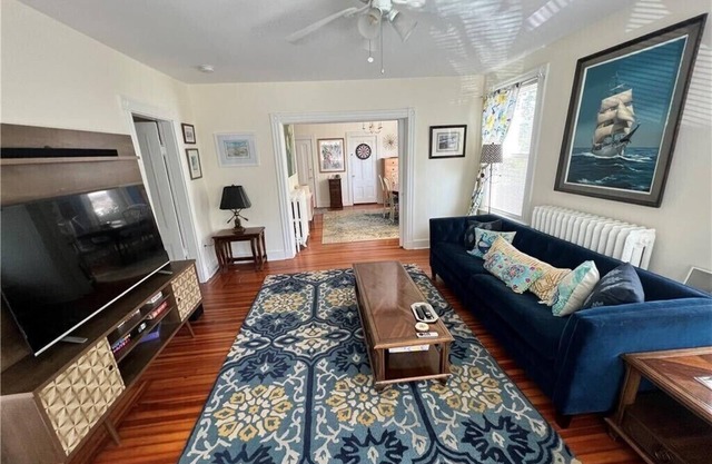 Spacious and comfy, walk to Broadway or downtown, 2 min to beach, parking