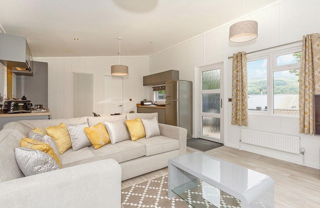 Spacious and contemporary lodge with one double with en suite shower and one twin.