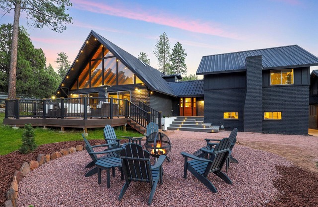 Spacious and Modern Pet-Friendly Chalet in the Pines—perfect for large groups!
