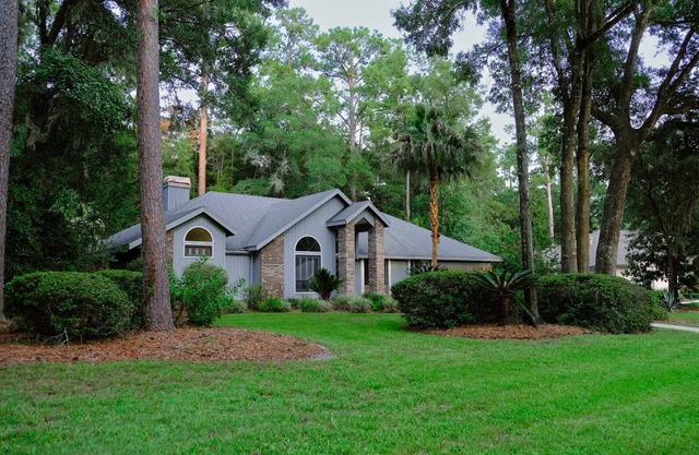 Spacious and stylish pool home 4 miles from UF