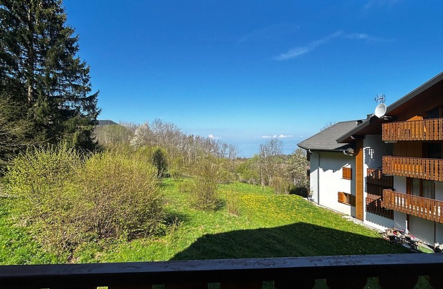 Spacious apartment near slopes with private parking