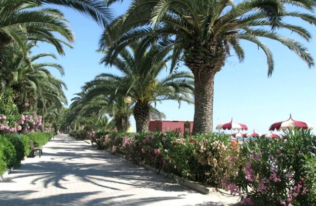 Spacious apartment a stone's throw from the sea in a quiet residential neighborhood