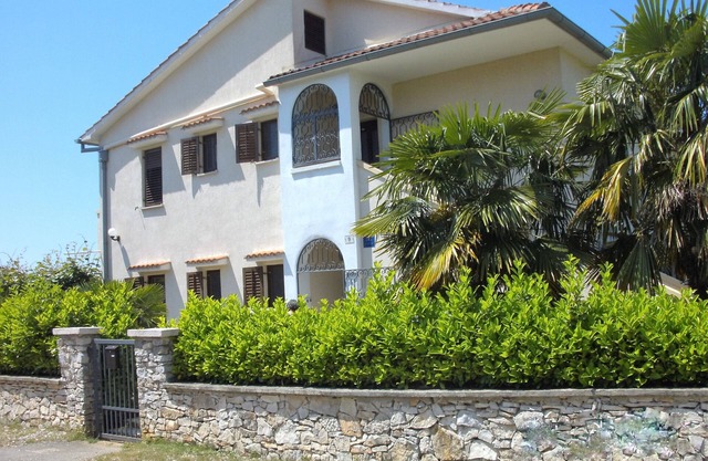 Spacious apartment with sea views and air conditioning