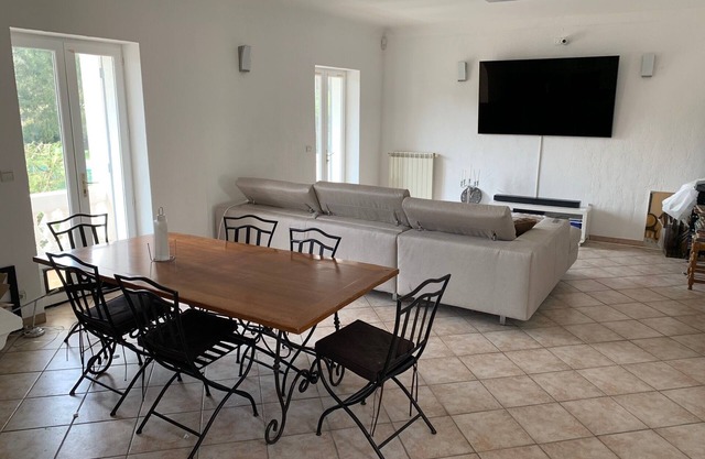 SPACIOUS APARTMENT CLOSE TO ALL AMENITIES