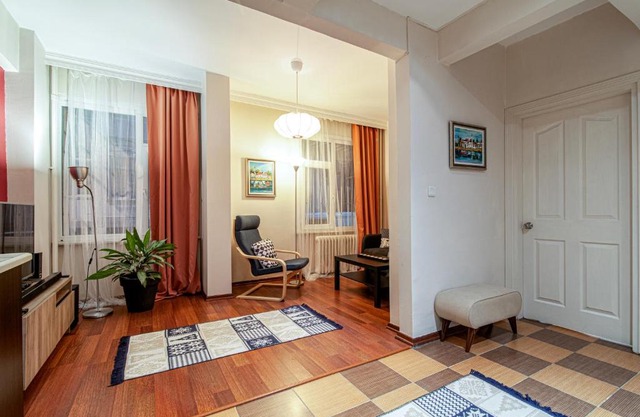 Spacious apartment in central Mecidiyekoy/Ortaklar