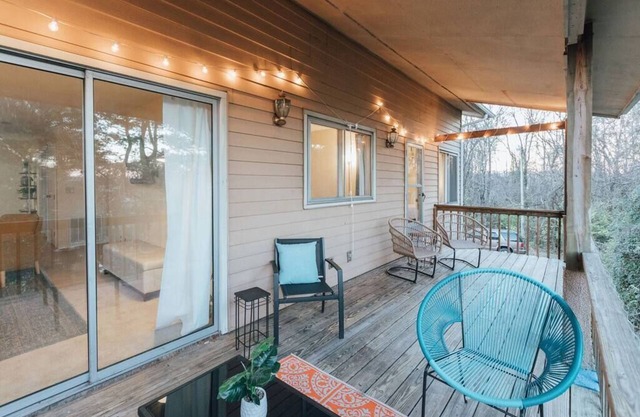 Spacious Apartment with Deck in JC