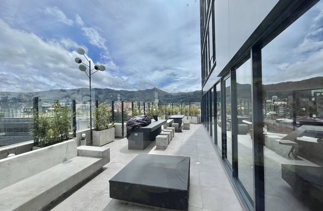 Spacious Apartment w/a Washer + a TV