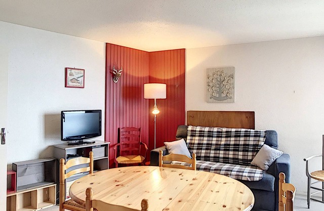 Spacious apartment with heated pool, center of the resort, at the foot of the slopes