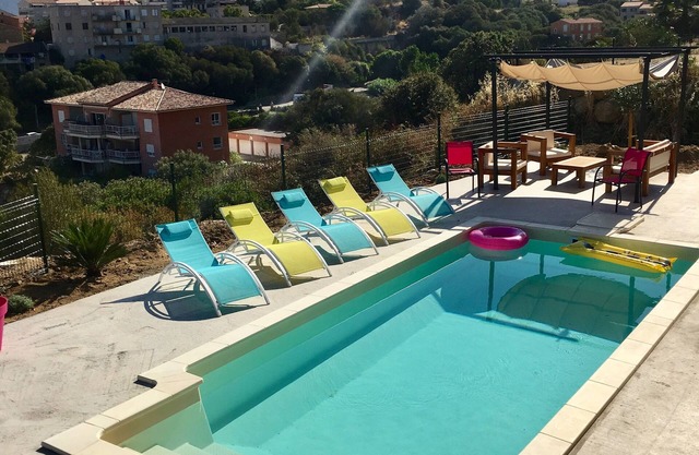 Spacious apartment with sea view, swimming pool, near beaches and harbor