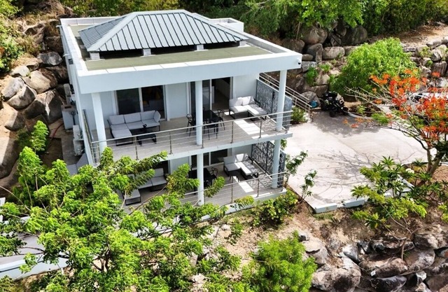 spacious appartment facing the sea with private garden jaccuzi and plancha grill