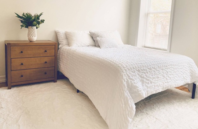 Spacious apt in SW Brooklyn on a tree-lined st. 10min to R train, 9min to Ferry.