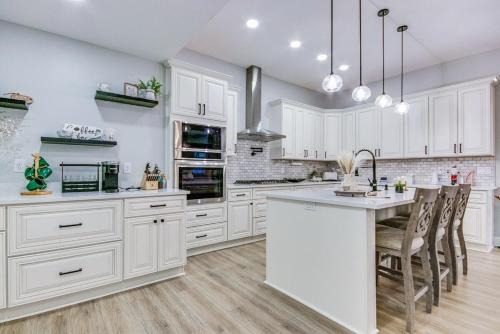 Spacious Barndominium walking distance-Lucas Oil!