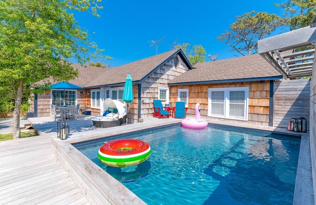 Spacious beach cottage with private pool, hot tub, outdoor area & amazing suite