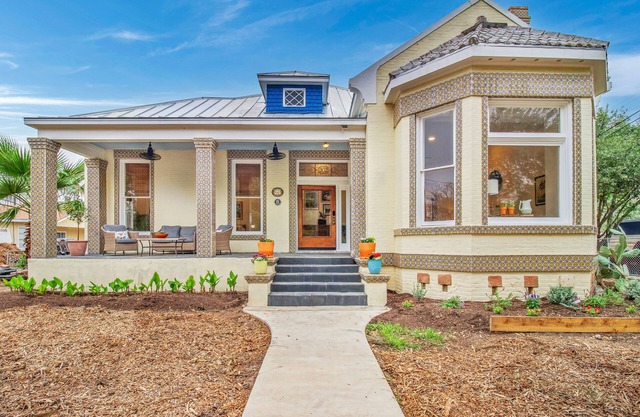 Spacious beautiful home in Lavaca Historic district. 15 minute walk to Alamodome