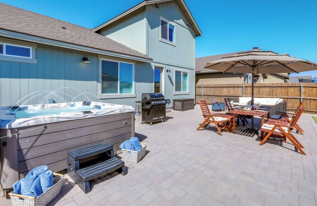 Spacious Bellemont Cabin w/Jacuzzi + Mtn View!