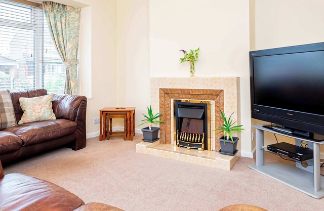 Spacious & Bright 2 Bed Home in Swindon w Parking