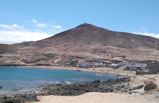 Spacious, bright apartment with 3 Bedrooms, Living - Kitchen/Dining room and 1 Bathroom.